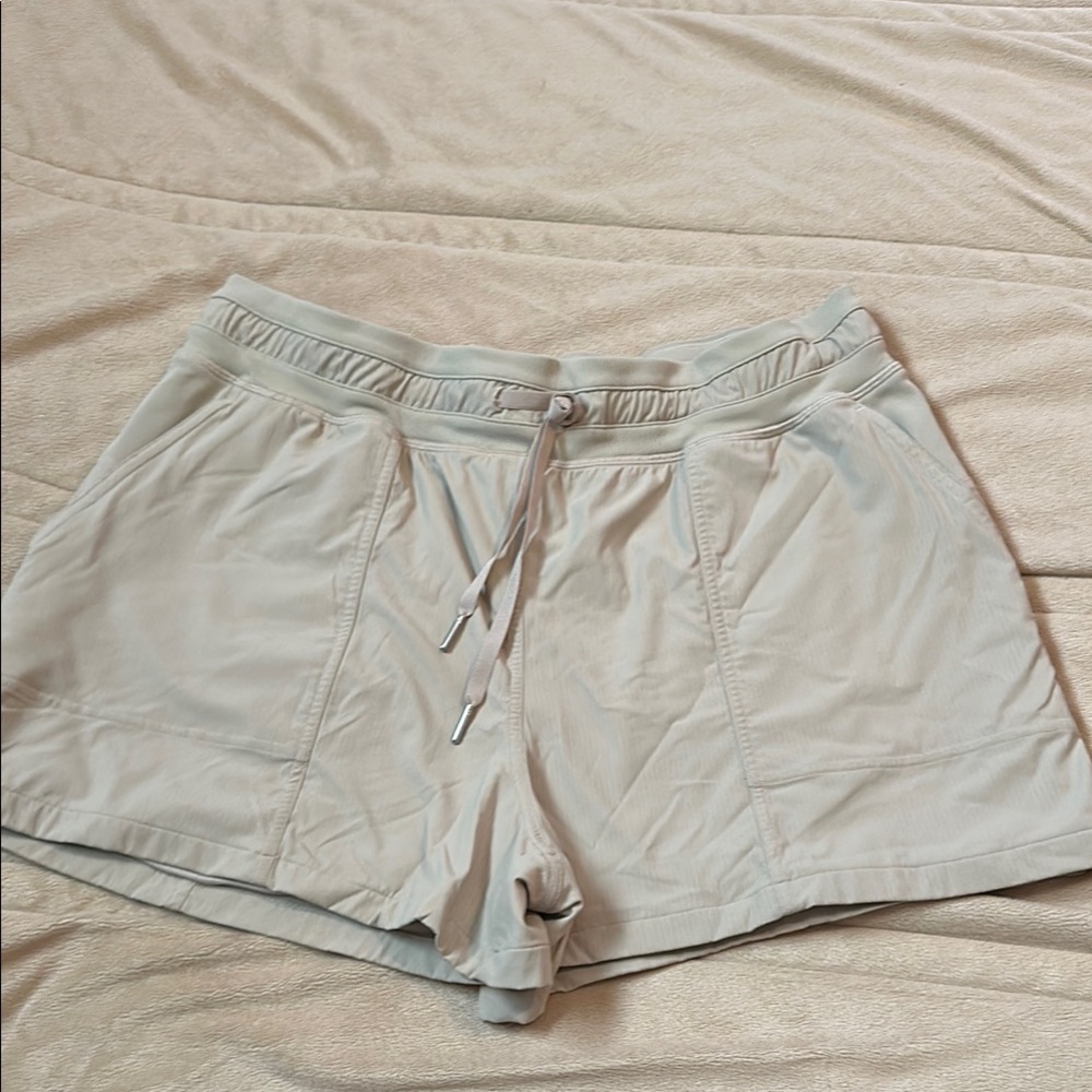 Lululemon Dance Studio shorts 3.5”